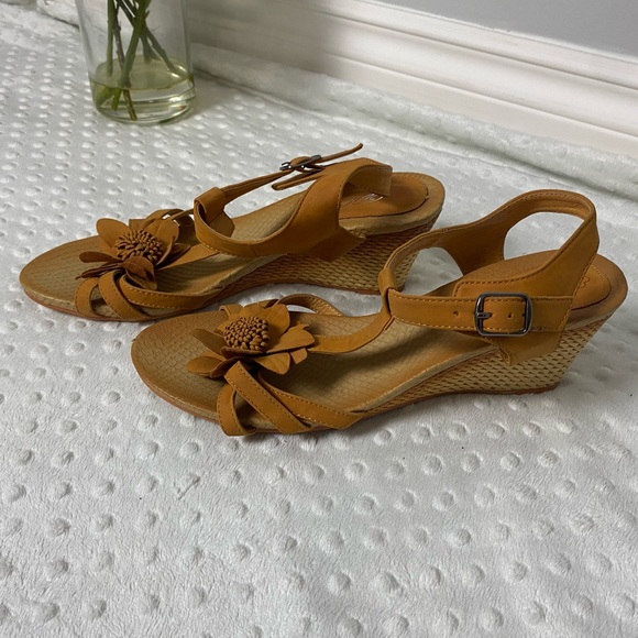 Cute Yellow Sandals (size 8.5 - 9) - Picture 4 of 10